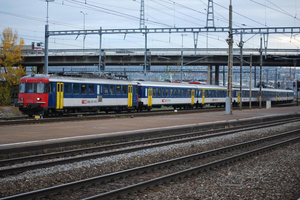 RBe 540 046-0 (vormals RBe 4/4 1448) rangiert am 16.11.09 seine Zuggarnitur mit einem weiteren RBe 540 am anderen Ende im Bereich des Bahnhofs Zrich-Altstetten.