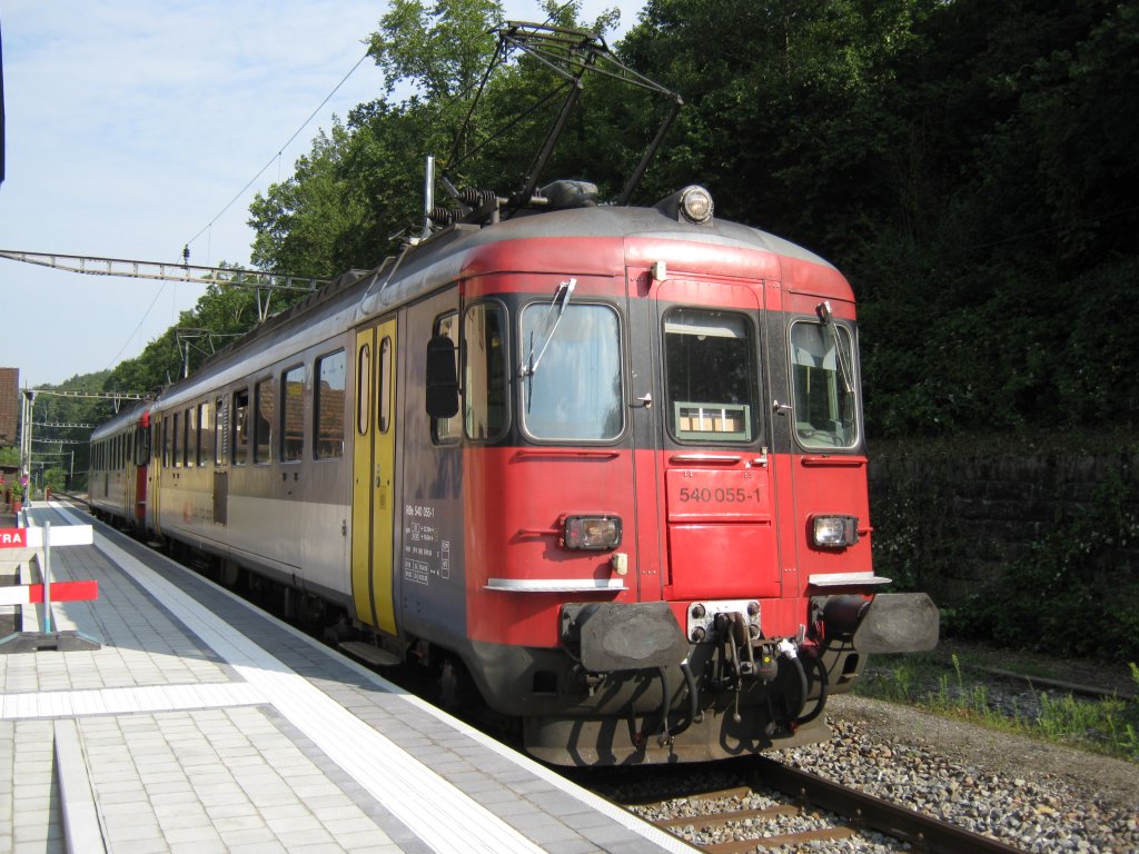 RBe 540 055 und RBe 540 040 mit S9 17913 im Bahnhof Sommerau, 20.08.2010.
