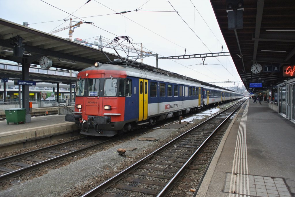 RBe 540 056-9 beim Wenden als RE 3768/3771 in Schaffhausen. Dieser 10-teilige Doppel RBe Pendel verkehrt voraussichtlich nur noch wenige Tage, 24.01.2013.