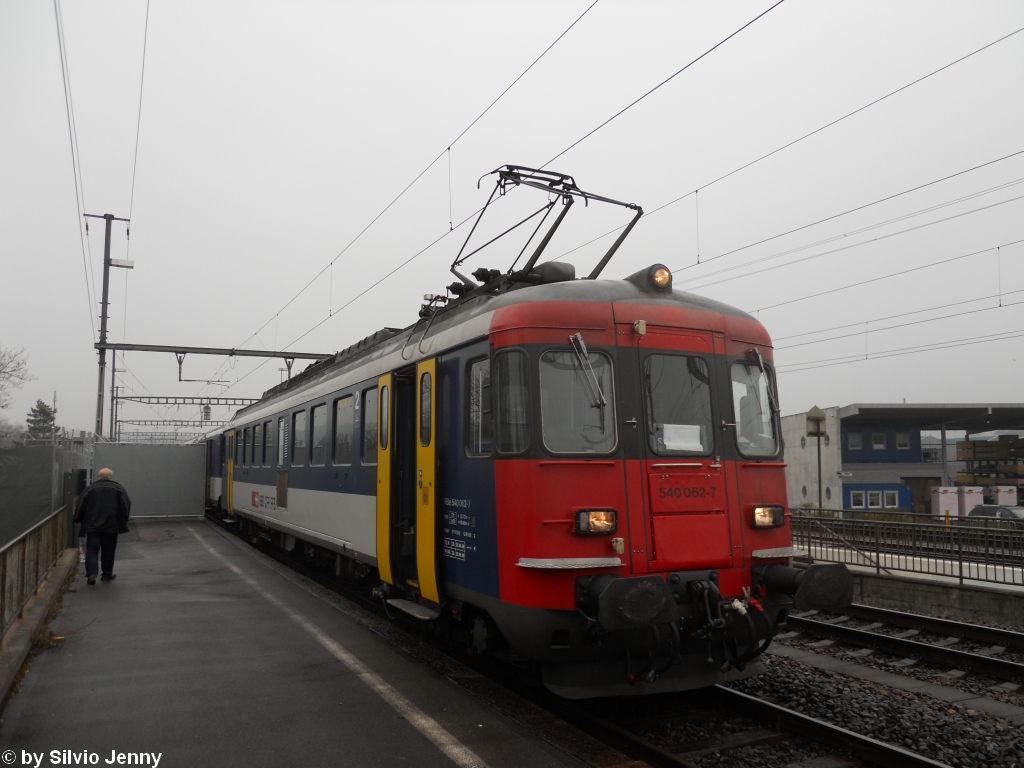 RBe 540 062-7 am 28.3.2011 in Bassersdorf mit dem Jail-Train Steuerwagen St 50 85 89-33 900-3. Hier werden die Hflinge in den Zug verladen. Dazu kann man einen Zaun bis ca. 20cm an den Zug spannen.