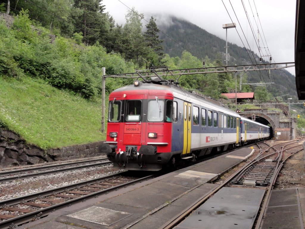 RBe 540 064 bei der Durchfahrt in Wassen am 11.06.2011