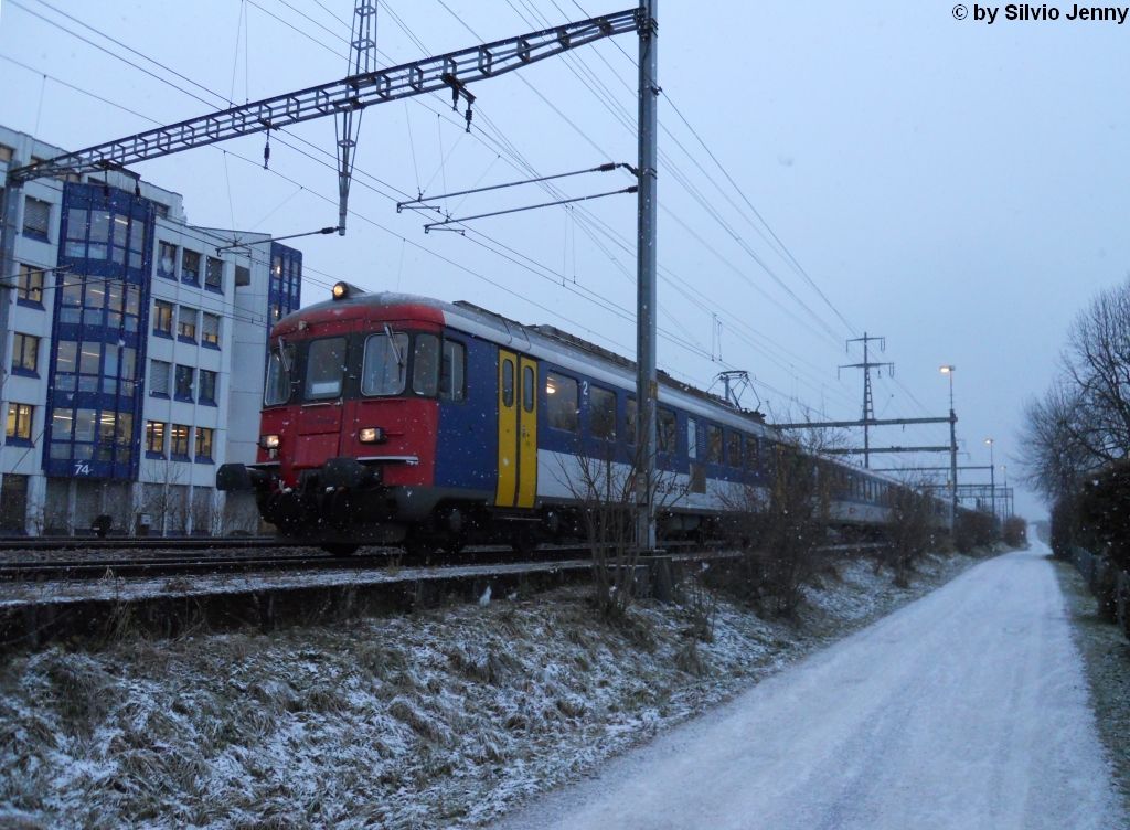 RBe 540 068-4 (am Schluss RBe 540 022-1) am 14.12.2010 in Schwerzenbach ZH. Dieses RBe-Sandwich fhrt frh morgens eine Runde S55 (Niederwenigen - Oberglatt) und danach als S5-Einschaltzug 18525 nach Stadelhofen, und fhrt danach zum Wenden nach Schwerzenbach, bevor er wieder nach Zrich in den Unterhalt fhrt.