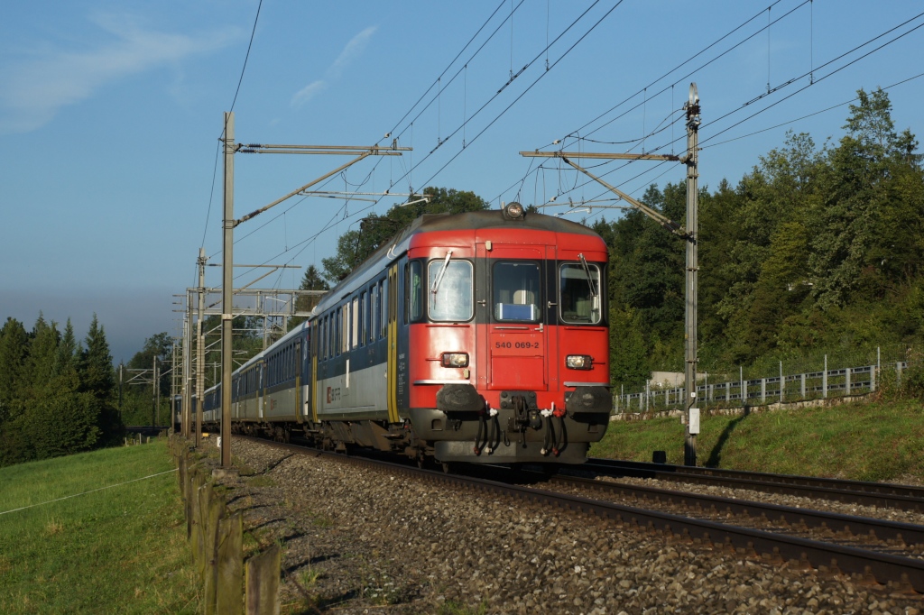 RBe 540 069-2 verlsst am 17.8.12 mit einer S 21 nach Zrich HB Baar.
