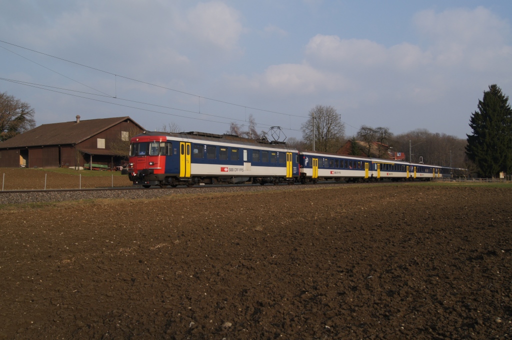RBe 540 075-9 befindet sich am 1.3.11 mit einer S 33 bei Marthalen.