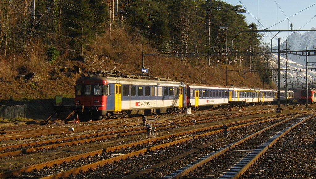 RBe 540 078 (anstelle eines NPZ RBDe 560) abgestellt mit einer Zusatz-S-Bahn in Arth-Goldau. Auf der anderen Seite des Pendels ist ein NPZ Bt, 26.12.2011.