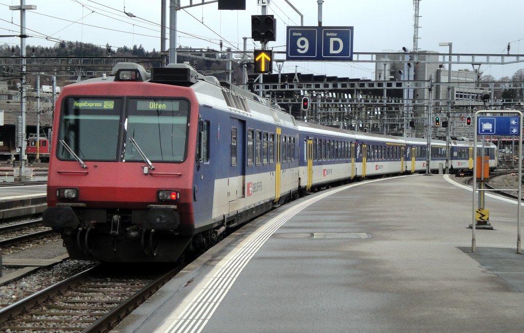 RBe 540-er Sandwiches sind bekannt. Seltener sind Kompositionen mit je einem RBDe 560 an beiden Enden. Am 06.12.2011 verlsst ein RE nach Olten mit dem RBDe 560 100-0  Luino  (schlecht sichtbar) und dem schiebenden RBDe 560 130-7  Les Geneveys s/ Coffrane  den Bahnhof Luzern.