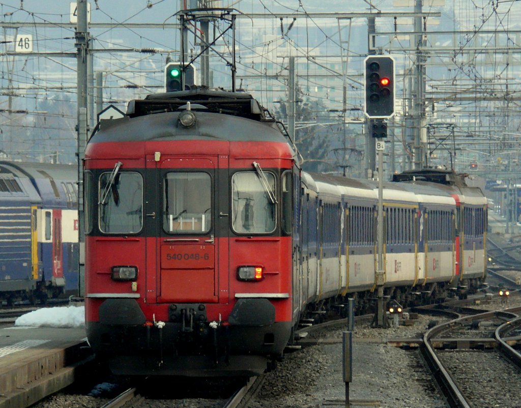 RBe 540 Pendel als Ersatzzug Luzern-Zrich in Bahnhof Zug am 23.02.2013.
Gut zu sehen ist wie der vordere Triebwagen  durchhngt .