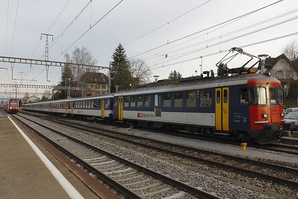 RBe 540 (vorne und hinten) mit S-Bahnwagen EW-I/II stehen fr Rush-hours bereit. Ein DTZ nhert sich gerade dem Bahnhof Dbendorf, 18. Mrz 2010, 17:33