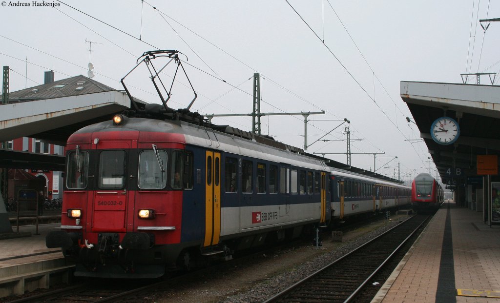 RBe520 032-0  und 077-5 als Ersatzzug **** (Singen(Htw)-Zrich HB) fr ICE 181 (Stuttgart Hbf-Singen (Htw)) in Singen (Htw) 24.1.10