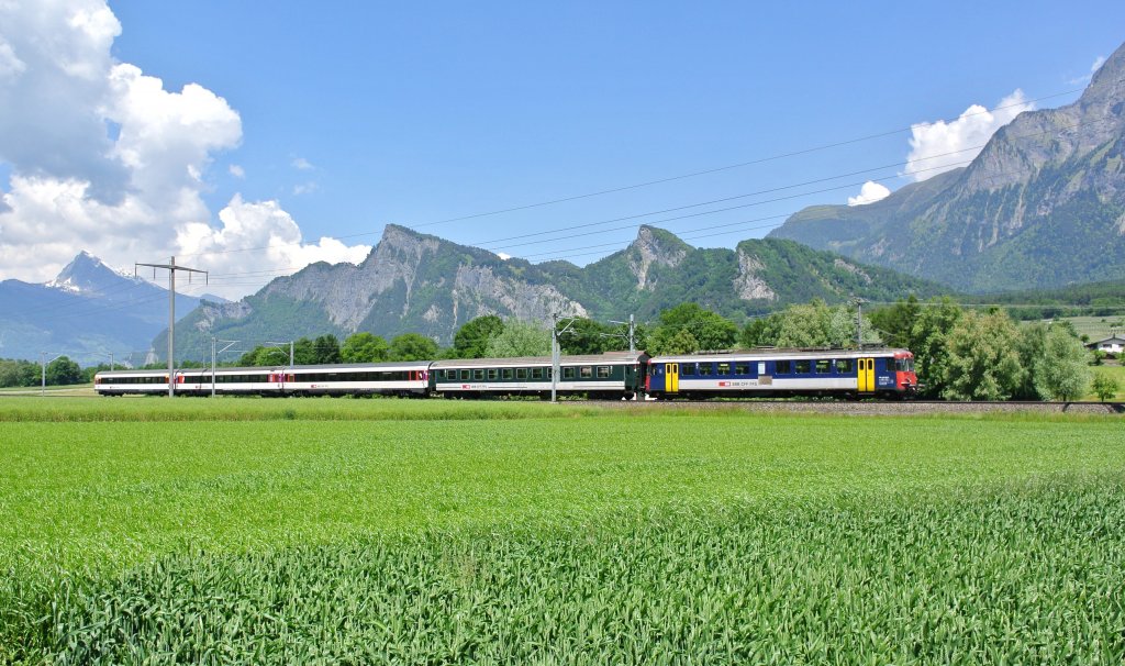 RBe's auf grosser Fahrt: Momentan werden div. IC sowie Extrazugs Leistungen auf der Linie Zrich-Chur durch RBe gezogen. Im Bild ist der RBe 540 013-0 mit einem Leermaterialzug Sargans-Chur bei Maienfeld. Der Zug kam als EXT 1167 aus Zrich, 07.06.2013.