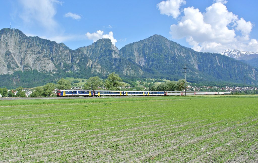 RBe's auf grosser Fahrt: RBe 540 053-6 mit IC 10788 bei Landquart. An der Spitze wird ein  Mini Regio , AB EWI  TILO , B EW I und BDt EWII  REV  nach Zrich berfhrt, 07.06.2013.