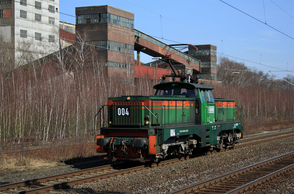 RBH 004 fhrt auf dem Weg nach Osterfeld am 26.3.13 am ehem. Bergwerk Lippe in Westerholt vorbei.