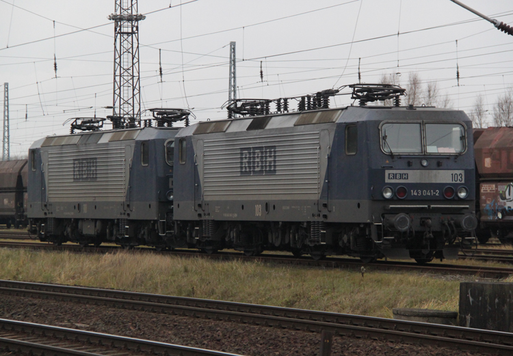 RBH 103(143 041-2)+RBH 110(143 084-2)abgestellt in der neuen Ausfahrgruppe Rostock-Dierkow.12.12.2011
