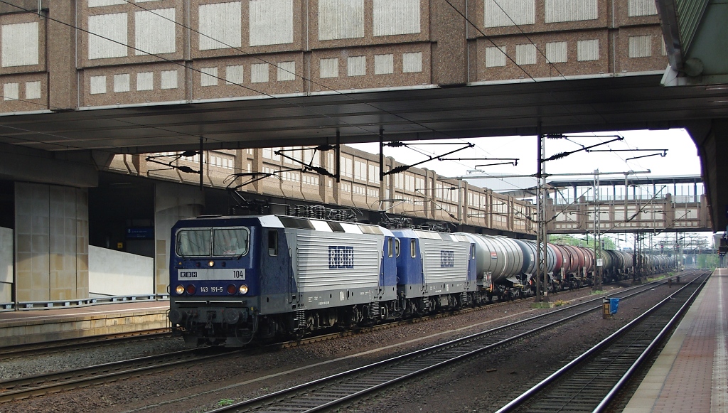 RBH 104 (143 191) und RBH 115 (143 068) mit Kesselwagenzug in Fahrtrichtung Kassel Rbf. Aufgenommen am 27.04.2011 in Kassel Wilhelmshhe.