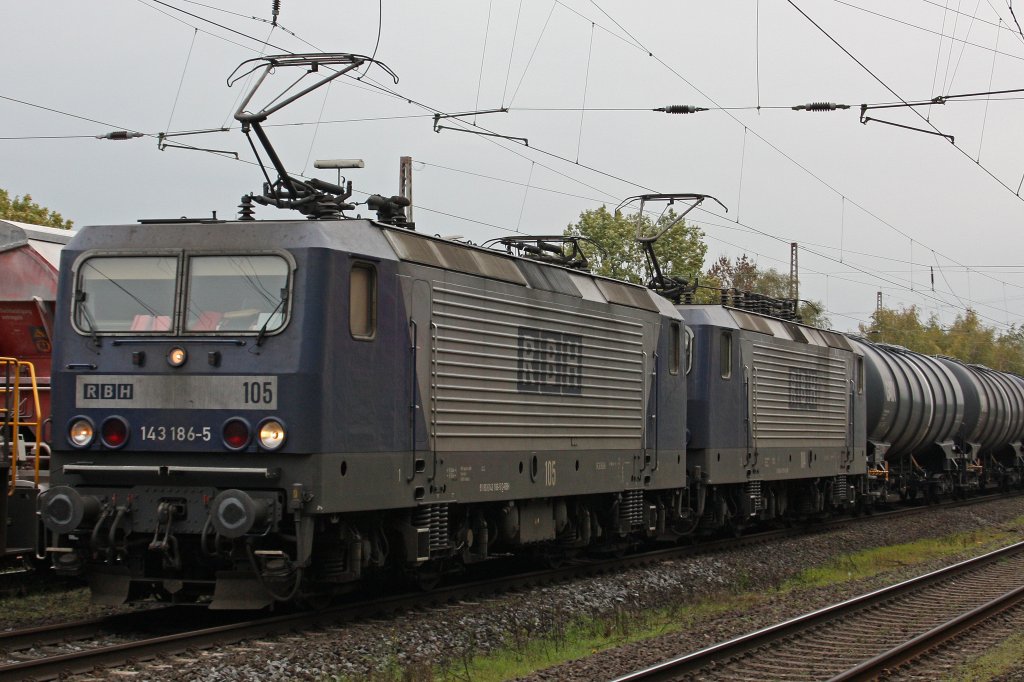RBH 105 (143 186-5)am 23.10.10 mit RBH 104 und Kesselzug in Ratingen-Lintorf