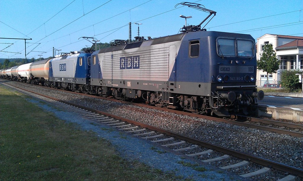 RBH 106 + 117 mit einem Gaskesselwagenzug am 23.05.2012 in Kronach. 