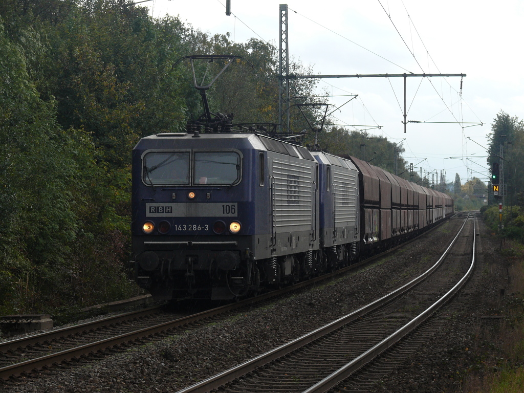 RBH 106 und 120 mit leeren Schttgutwagen. Bochum-Riemke. 05.10.2011.