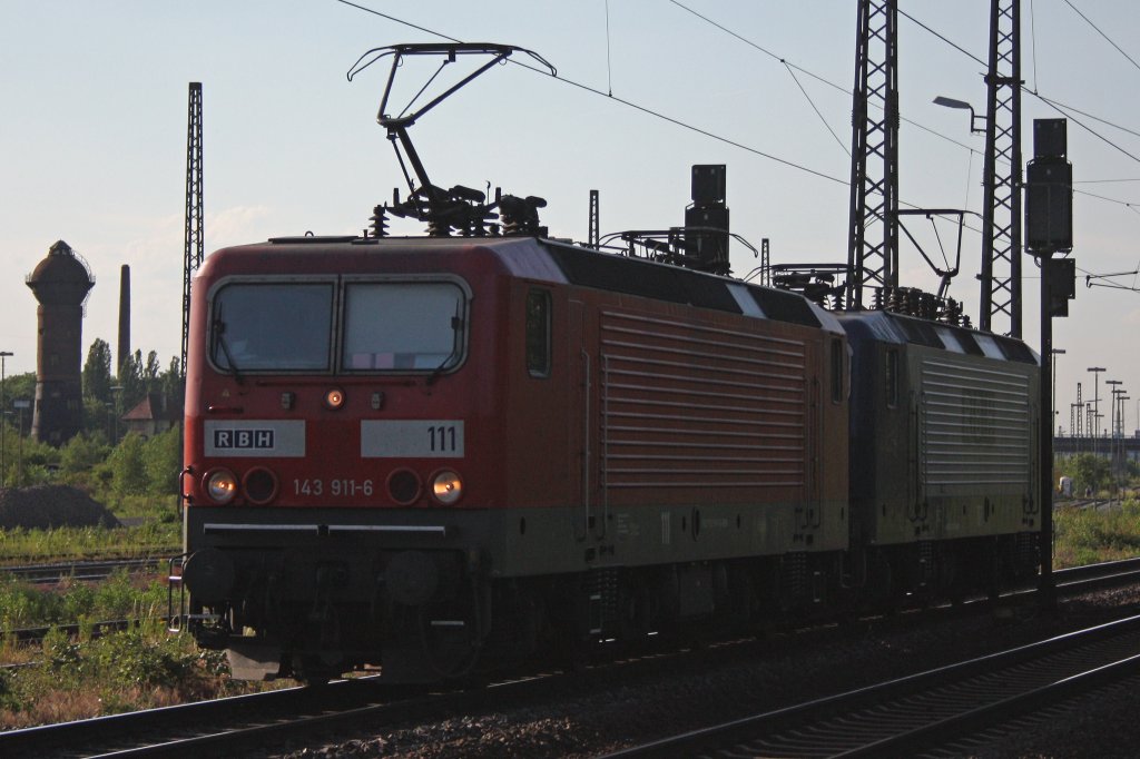 RBH 111 und RBH 101 fahren am 30.5.11 als Lz durch Duisburg-Bissingheim.