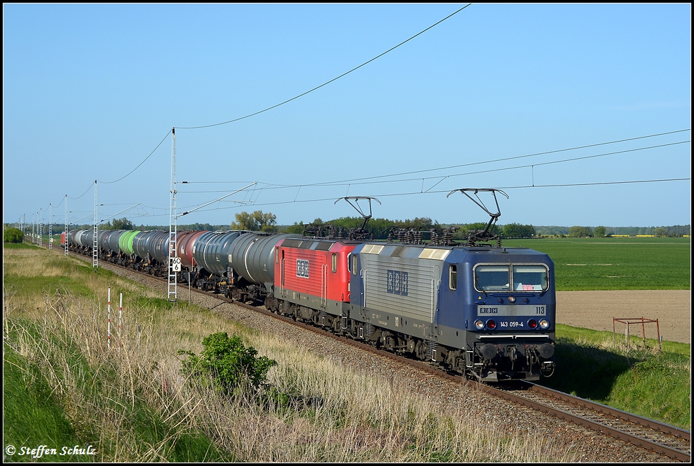 RBH 113 + 107 auf dem Weg nach Rostock. Mnchhagen 08.05.2011