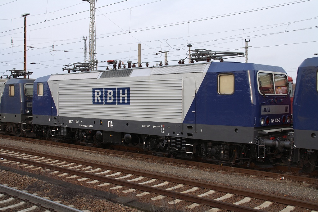 RBH 114 (143 056) am 15.01.2011 mit ihren Schwesterloks in Angermnde