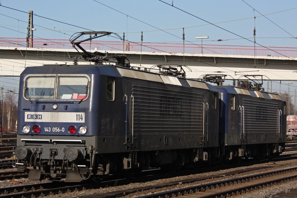 RBH 114 und die RBH 119 fahren am 28.11.11 als Lz durch Duisburg-Entenfang.