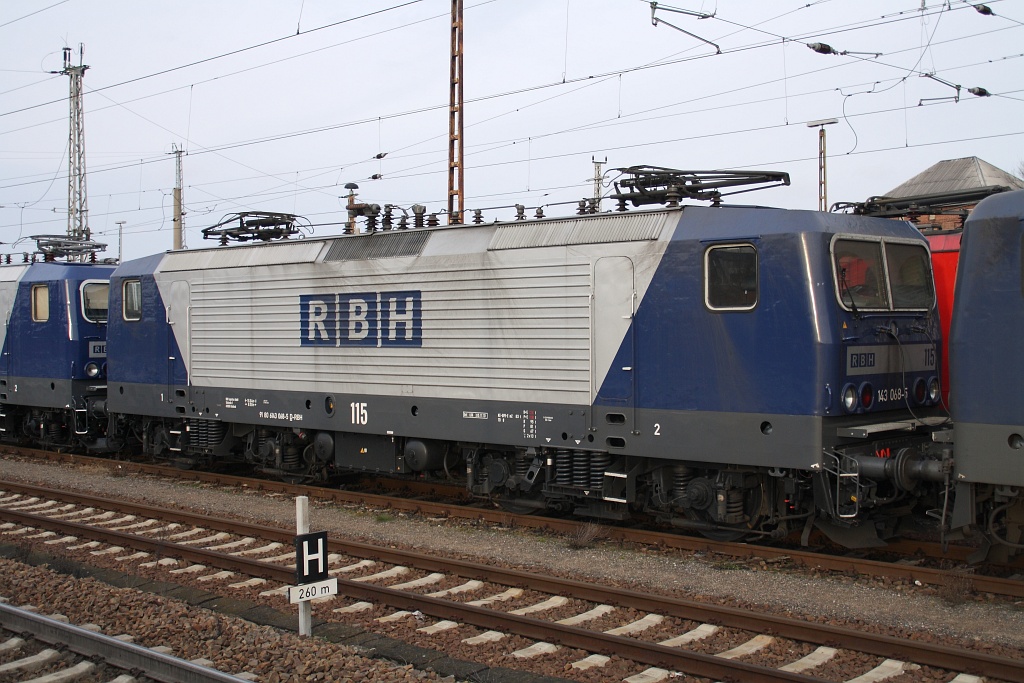 RBH 115 (143 068) steht am 15.01.2011 in Angermnde