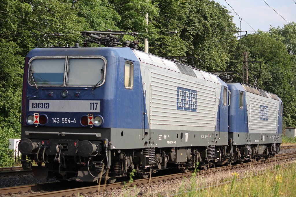 RBH 117 (143 554-4) wurde am 4.7.12 von RBH 101 (143 874-6) durch Ratingen-Lintorf gezogen.