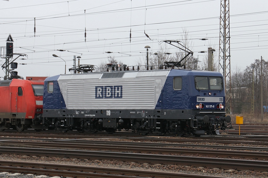 RBH 119 (143 571) rollt am 22.01.2011 durch Angermnde