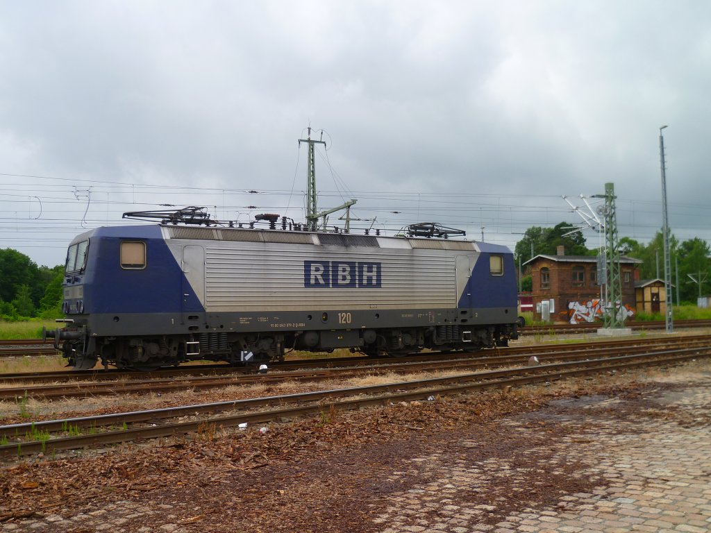 RBH 120 (143 079-2) wartet am 25.06.13 in Plauen/V. oberer Bahnhof bis der Leerholzzug zusammengestellt ist.