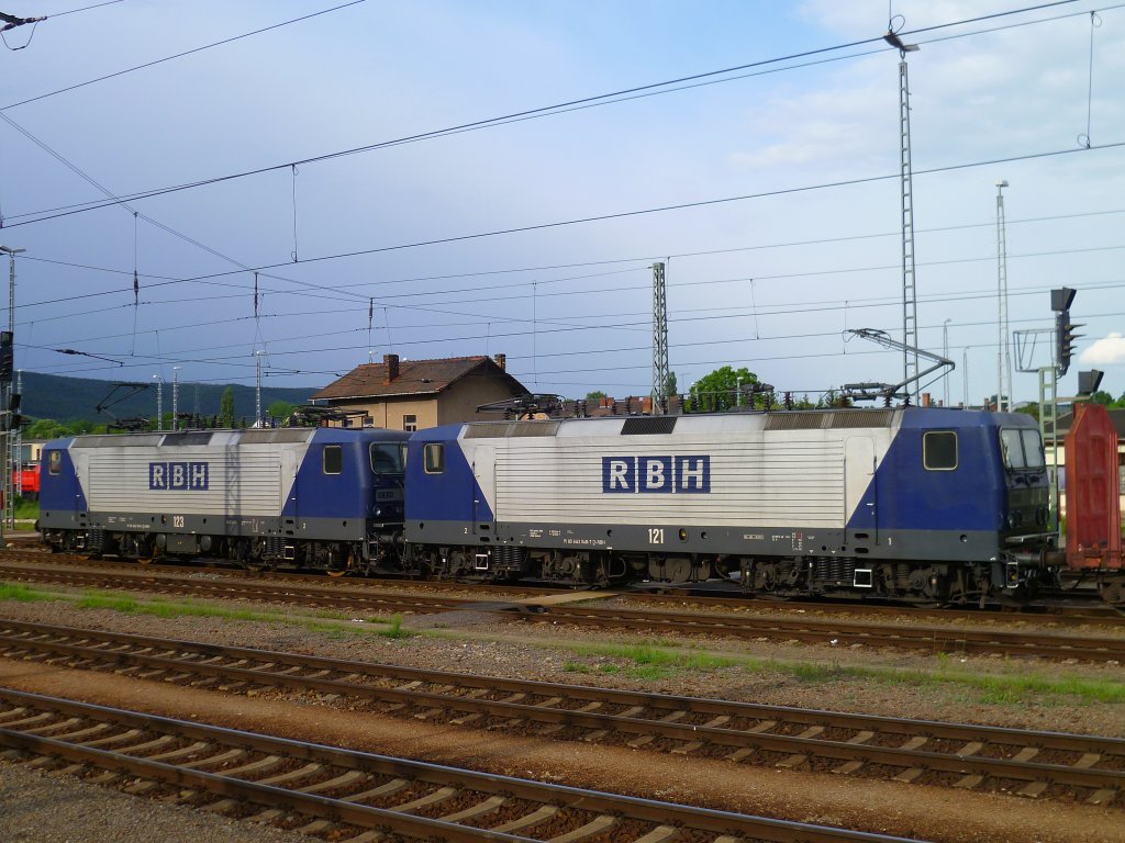 RBH 123 (143 079-2) und RBH 121 (143 048-7) standen am 25.05.13 in Saalfeld/Saale.