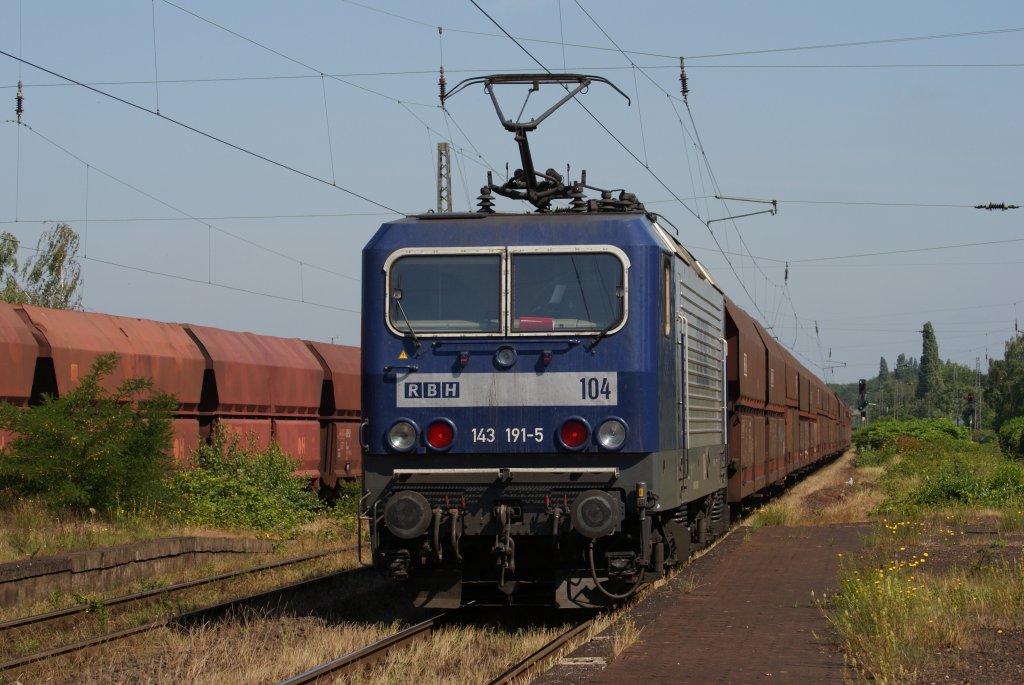 RBH 143 191-5 hing am Zugschluss einens Kohlezuges in Moers am 03.06.2011