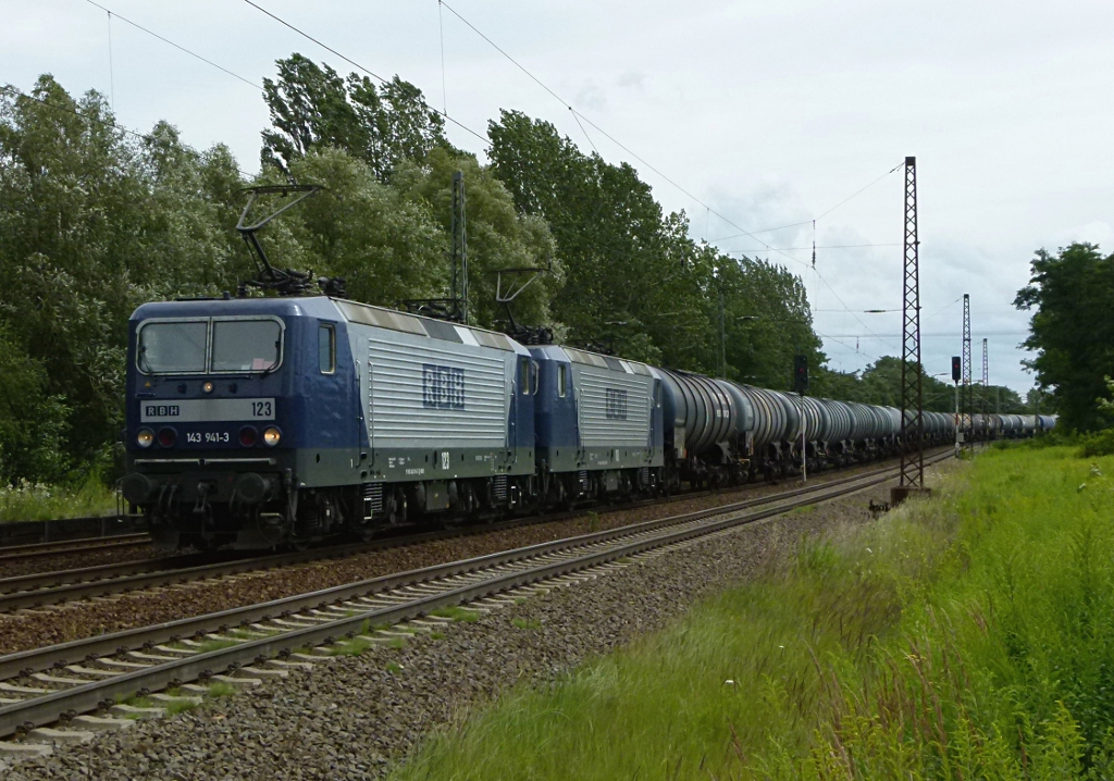 RBH 143 941-3 und 143 028-0 sind mit einem Kesselwagenzug am 19.07.2012 in Leipzig Thekla