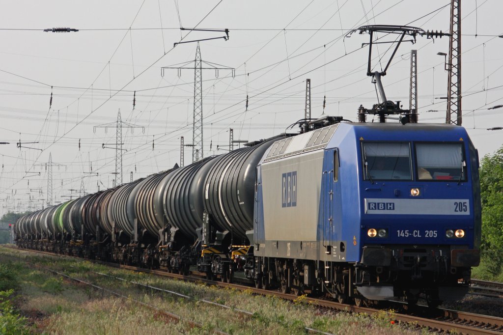 RBH 205 (145-CL 205) am 10.5.11 mit einem Kesselwagenzug in Ratingen-Lintorf.Auch hier vom Schotterplatz neben dem alten Prellbock aufgenommen!!!