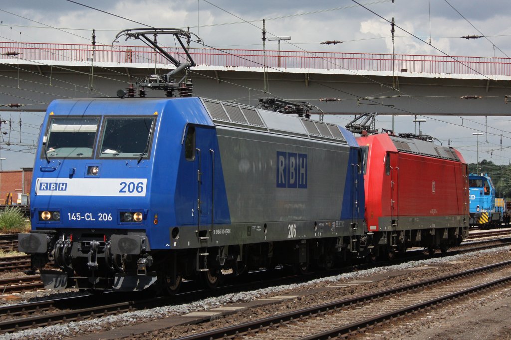 RBH 206 zieht am 15.7.10 185 053 durch Duisburg-Entenfang
So wie es aussieht hat sich ie 185er von DB wohl den Stromabnehmer etwas demuliert