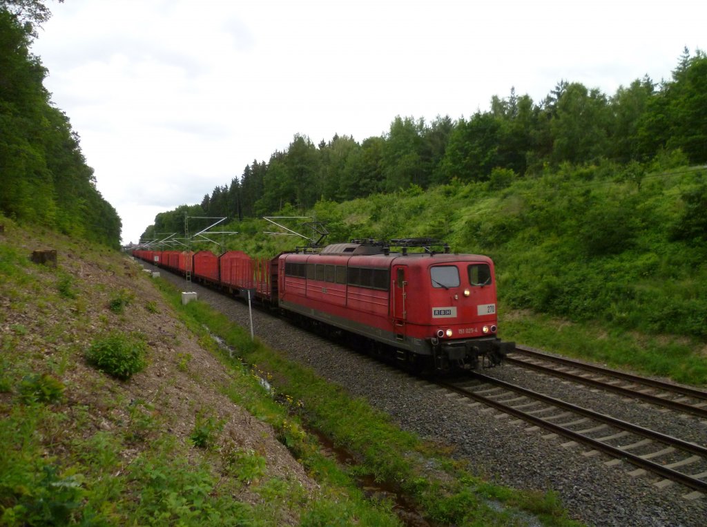 RBH 270 (151 025-4) fhrt am 26.06.13 mit einem Leerholzzug durch Jssnitz/v.