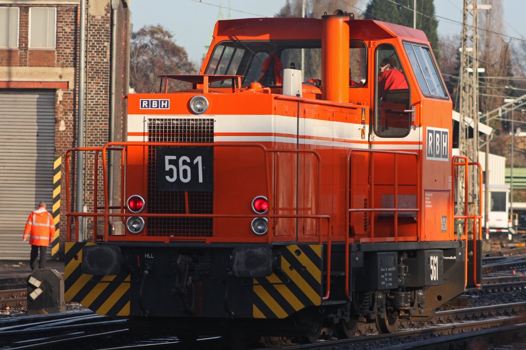 RBH 561 rangiert am 28.11.11 bei der RBH in Gladbeck-West.