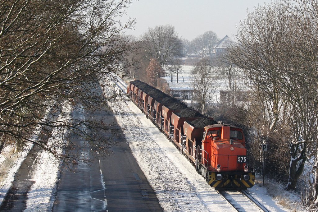 RBH 575 am 8.12.12 mit einem Grubenzug bei Kamp-Lintfort.