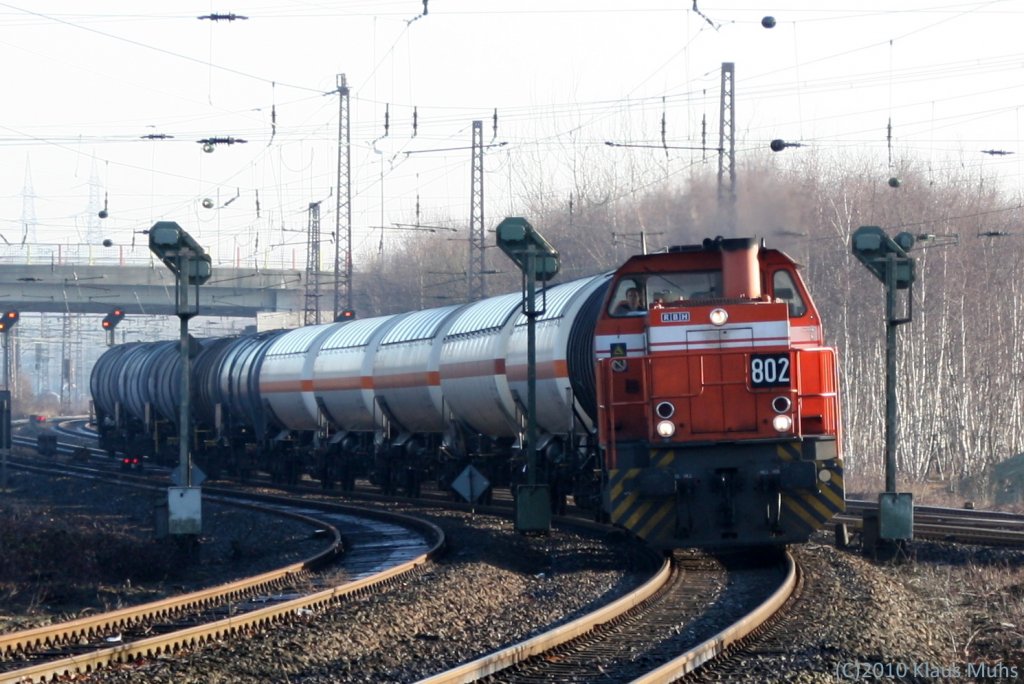 RBH 802 mit Kesselwagen-Zug durch Gelsenkirchen-Schalke.  --  20.01.2010  --