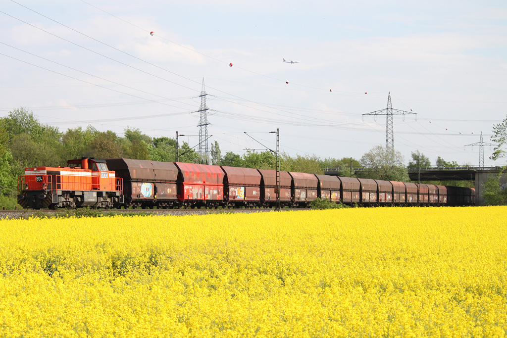 RBH 804 zieht am 4.5.12 einen Kohlezug durch Ratingen-Lintorf.