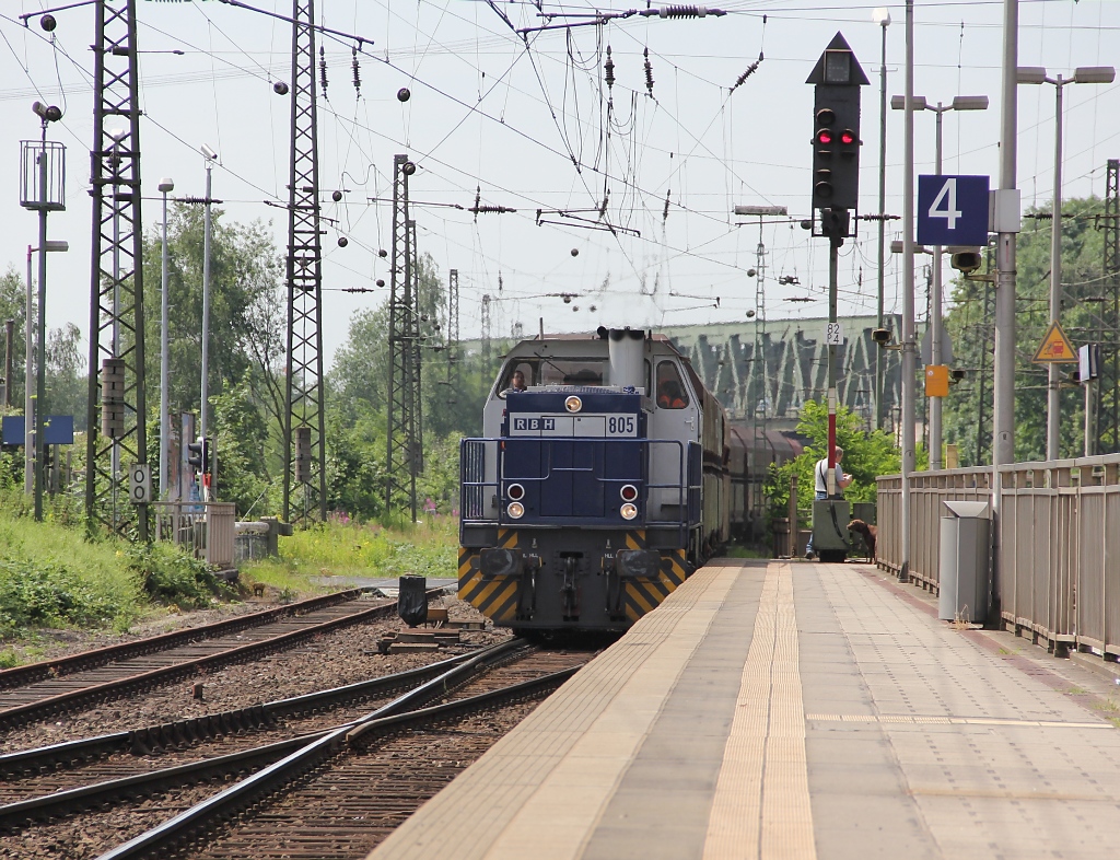 RBH 805, 275 805-6, schleppt ein paar Erz-Wagen nach Recklinghausen Sd. Aufgenommen am 28.06.2012.