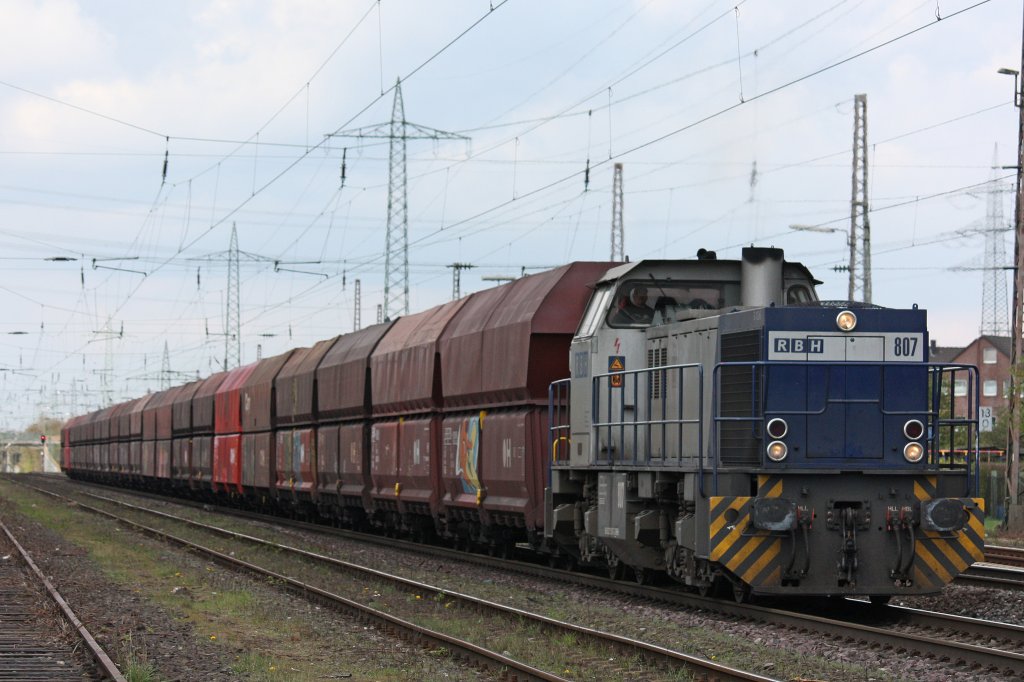 RBH 807 am 11.4.12 mit einem Kohlezug bei der Durchfahrt durch Ratingen-Lintorf.
