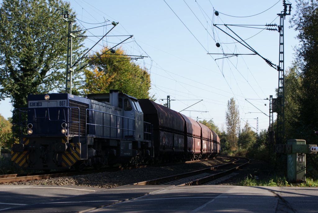RBH 807 mit einem Kohlezug am Km 28,190 in Dsseldorf Eller am 09.10.2009