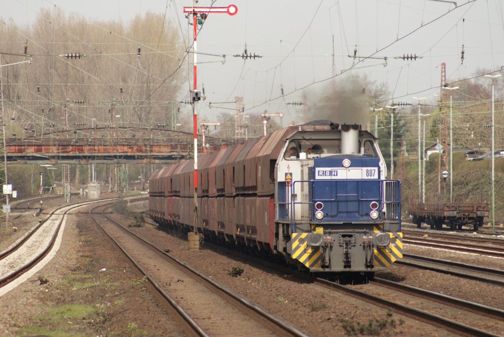 RBH 807 mit einem Kohlezug in D�sseldorf Rath am 07.04.2010