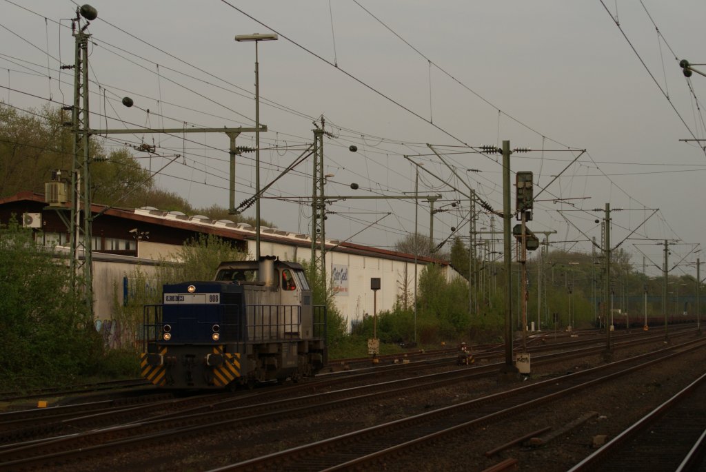RBH 808 als Lz bei der Durchfahrt durch Dsseldorf-Eller am 11.04.2011