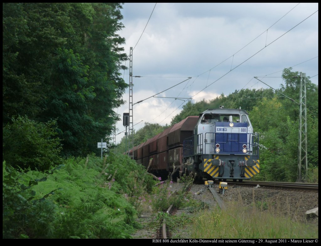 RBH 808 durchfhrt Kln-Dnnwald mit seinem Gterzug (29.08.2011)