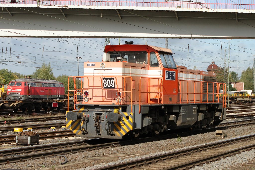 RBH 809 und Bahnbau 218 261 am 7.10.11 in Duisburg-Entenfang