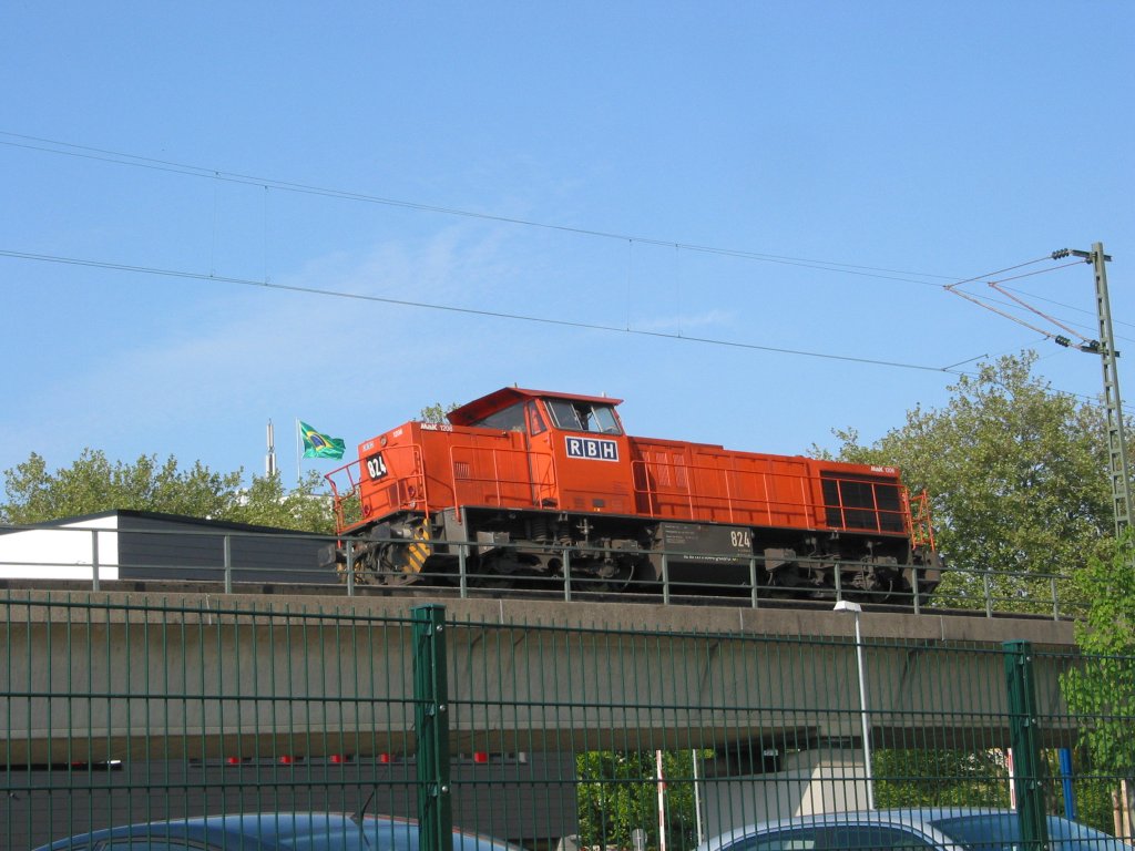 RBH 824 am 20. Mai 2010 bei der Ausfahrt aus Bochum Hbf. in Richtung Bochum-Riemke, nachdem sie einen Zug mit Altschotter gebracht hat.