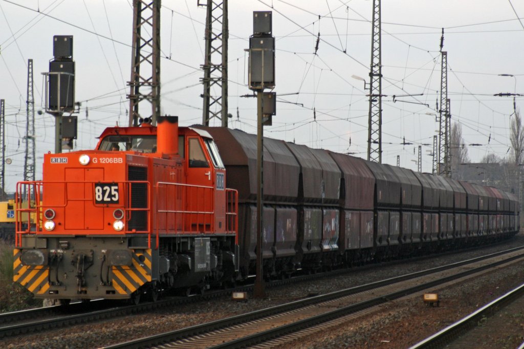 RBH 825 fhrt am 14.12.09 durch Duisburg-Bisingheim