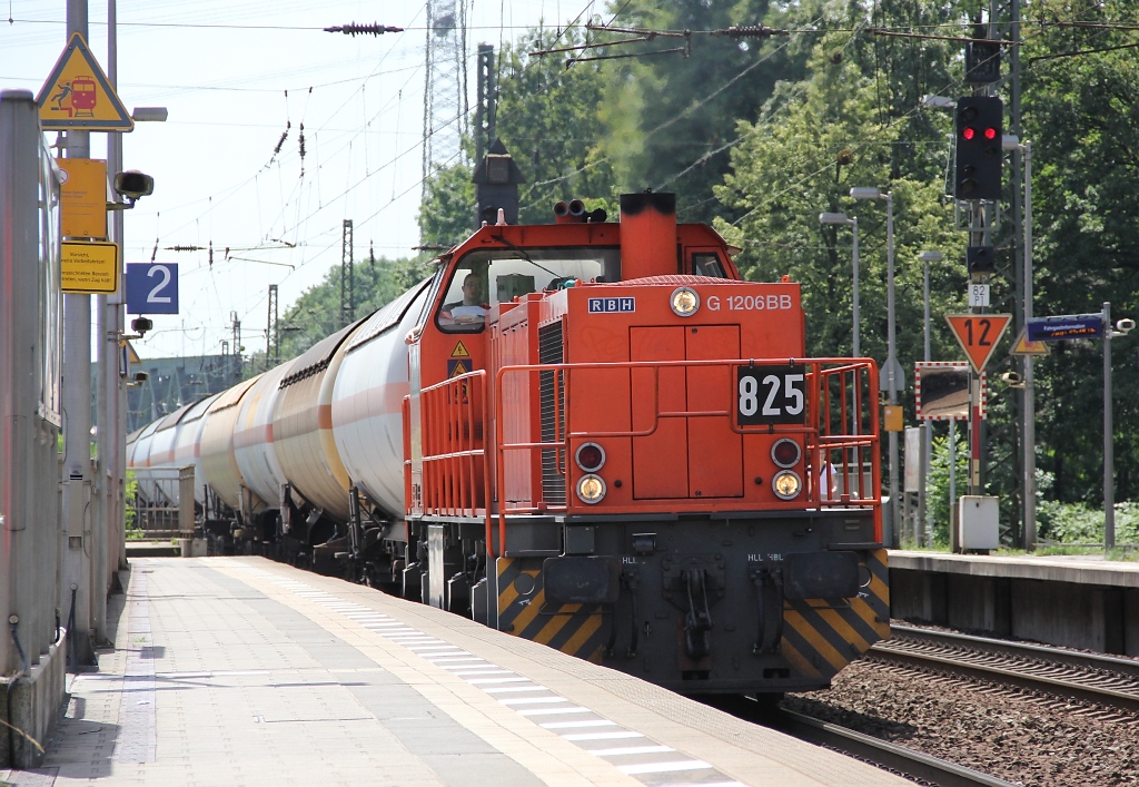 RBH 825 fhrt mit einem Gaskesselwagen-Zug durch Recklinghausen Sd. Aufgenommen am 28.06.2012.