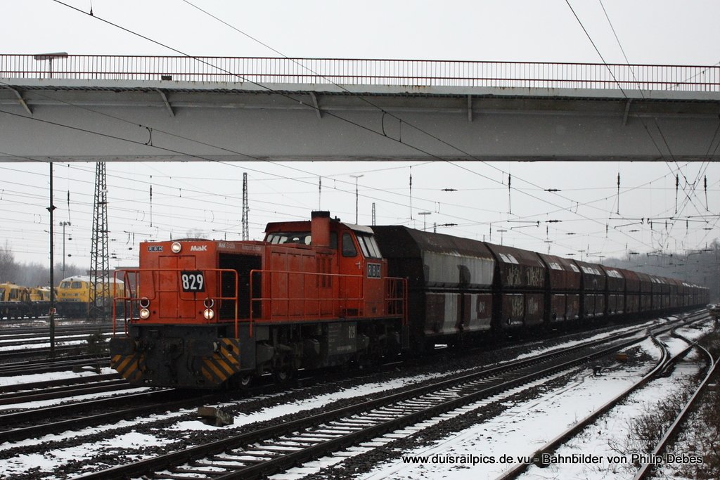 RBH 829 fhrt am 1. Februar 2010 um 13:35 Uhr mit einem Gterzug durch Duisburg Entenfang